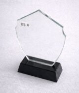 Trophée en Verre Cristal Forme Bouclier – Modèle MEH-8 (24x16 cm) avec Socle en Verre Noir – Image 7
