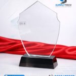Trophée en Verre Cristal Forme Bouclier – Modèle MEH-8 (24x16 cm) avec Socle en Verre Noir
