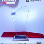 Trophée en Verre Cristal Forme Pointe Asymétrique – Modèle MEH-19 (26x13 cm)