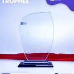 Trophée en Verre Cristal Forme Bouclier Asymétrique – Modèle MEH-2 (24x16 cm) – Socle Noir