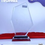 Trophée en Verre Cristal Forme Géométrique Asymétrique – Modèle MEH-21 (24 x 14,5 cm)