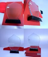 Trophée en Verre Cristal Forme Bouclier – Modèle MEH-8 (24x16 cm) avec Socle en Verre Noir – Image 7