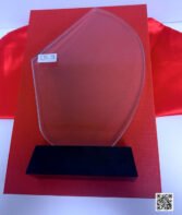 Trophée en Verre Cristal Forme Asymétrique – Modèle MEH-9 (24x16 cm) avec Socle Noir – Image 5