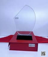 Trophée en Verre Cristal Forme Asymétrique – Modèle MEH-9 (24x16 cm) avec Socle Noir – Image 4
