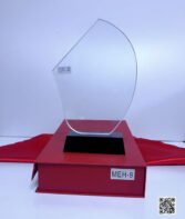 Trophée en Verre Cristal Forme Asymétrique – Modèle MEH-9 (24x16 cm) avec Socle Noir – Image 4