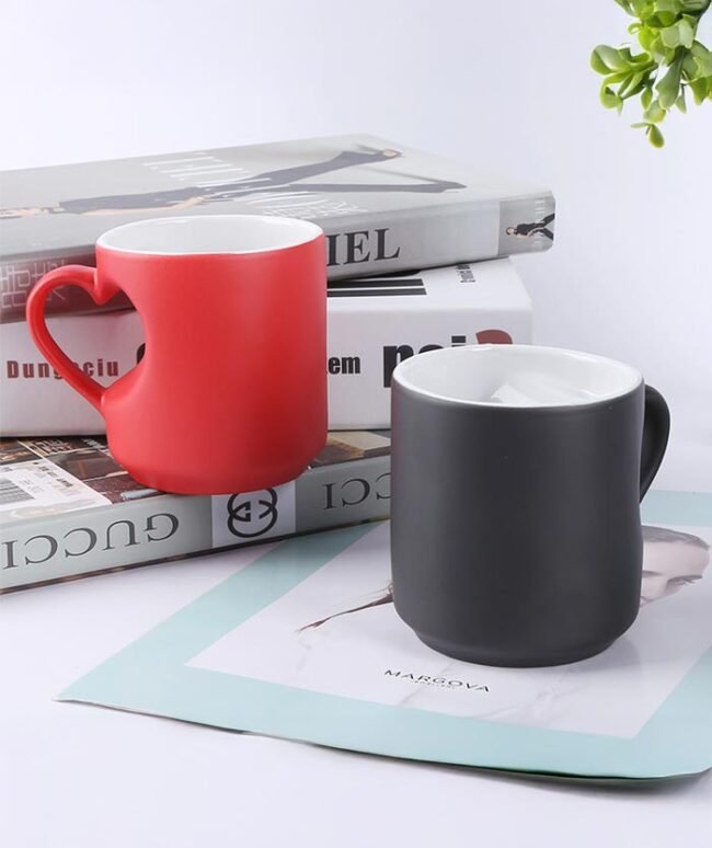 Mug Magique Noir Sublimation – Poignée Cœur (Édition Romantique) – Image 4