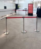 Poteau de File d’Attente en Inox avec Ceinture Rouge rétractable – Image 13