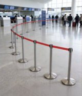 Poteau de File d’Attente en Inox avec Ceinture Rouge rétractable – Image 2