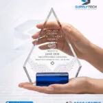 Trophée en cristal transparent – Forme Flamme Socle bleu – Avec coffret